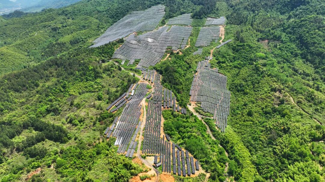 山地、鱼塘、污水厂、停车场……柔性支架何以实现“全场景”适配？