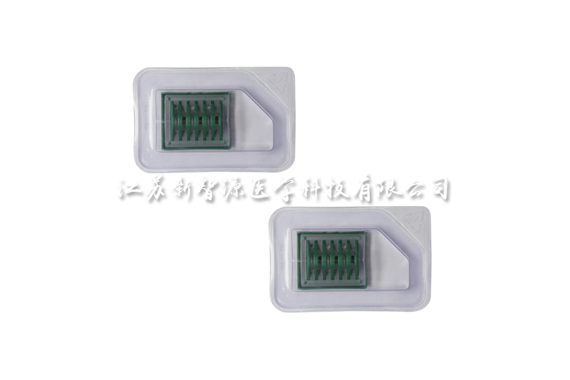 Implantable ligating clip